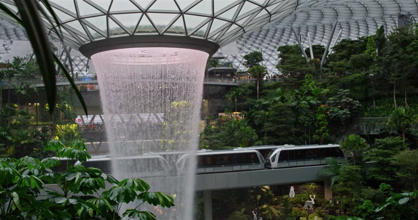 Changi-Airport-vodopad
